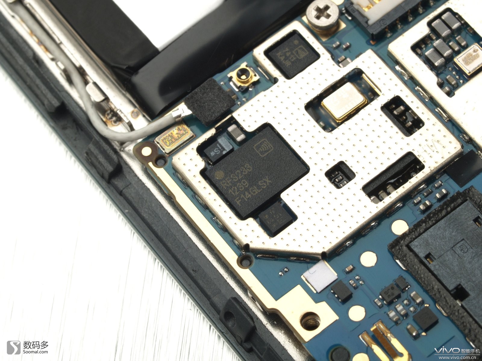 vivo X1是步步高最新发布的一款智能手机,它主打音乐功能,采用Cirrus Logic的音频解决方案:CS4398+CS8422。其中,CS4398是一颗DAC芯片,支持24bit/192kHz采样,信噪比120dB,而CS8422是一颗带数字音频接收功能的SRC芯片。vivo X1的另一大亮点是采用超薄机身设计,据官方称:其机身厚度仅为6.