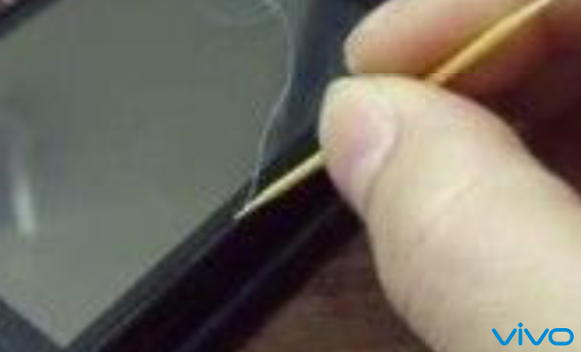 【小妙招】清理手机扬声器上的灰尘、铁屑-玩