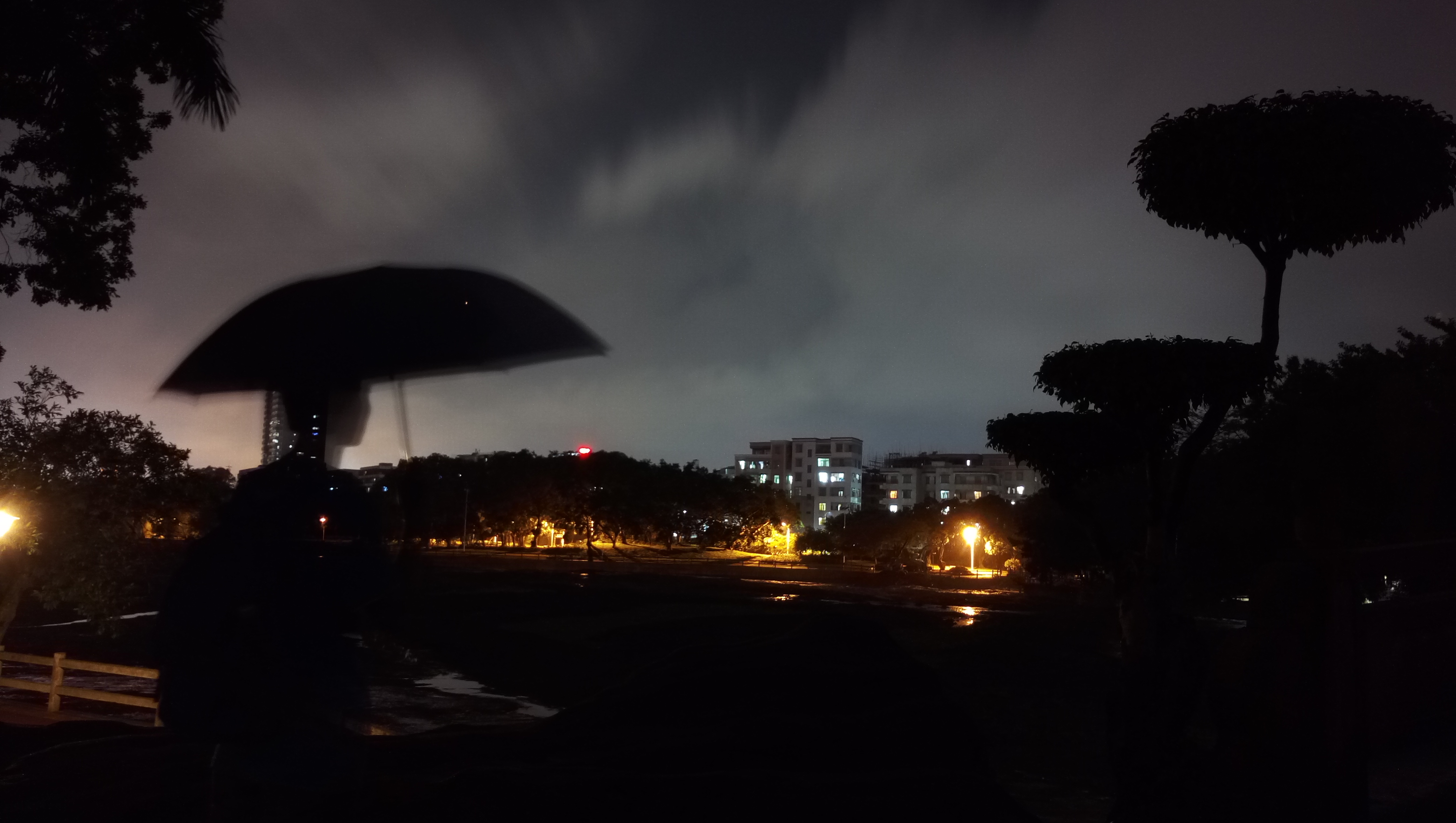 【摄影达人·x5pro】雨中伞者