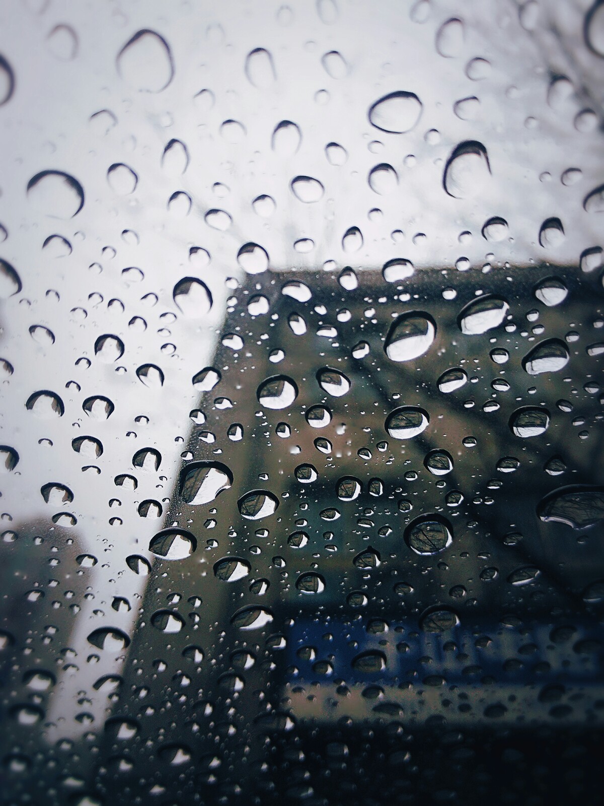 今天下雨,顺手拍了车窗上的雨滴,壁纸的赶脚啊!