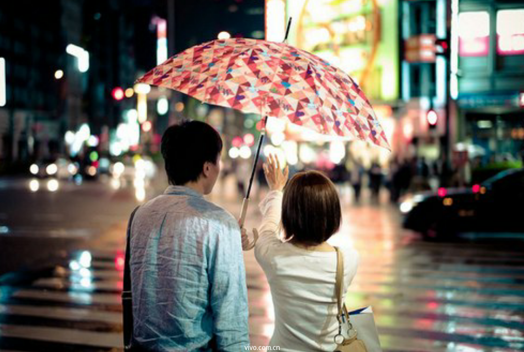 你会选择"陪你淋雨的"还是"给你送伞的"?
