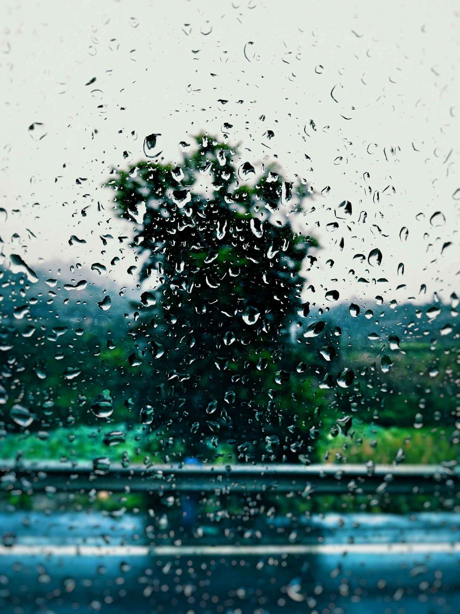 下雨天,窗外的雨滴