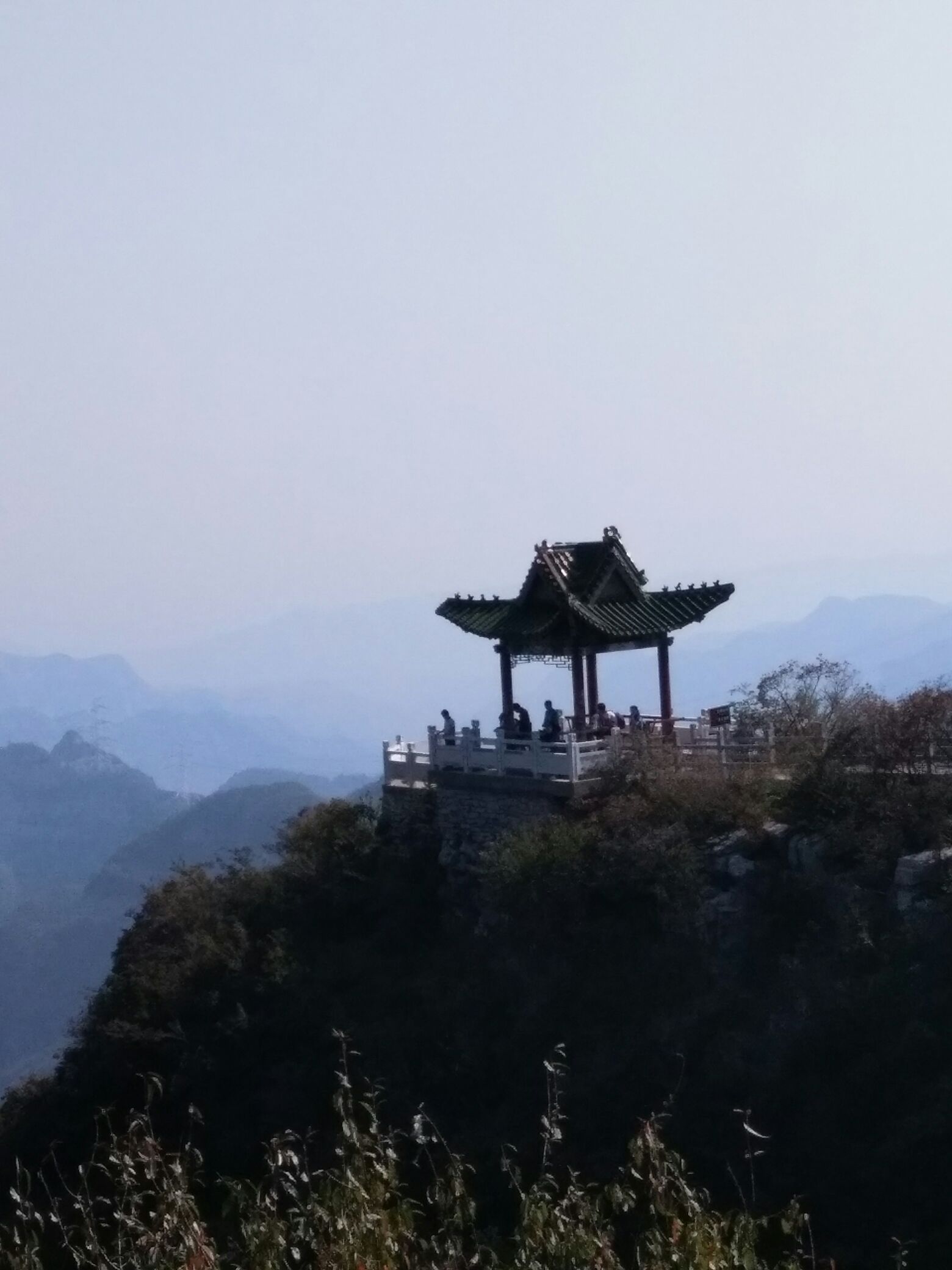 焦作青龙峡景区位于河南省焦作市修武县,被誉为褥中原第一峡。 此峡谷山清水秀,环境优美,算是一处天然氧吧。其中有峰、岭、台、沟、川、崖、瀑、洞等自然山水型景点。 大峡谷大约7.5公里在峡谷底部,主峰青龙峰海拔1300多米,景区内还有独特的熔岩景观,有青龙洞、黄龙洞、两家亲洞等20多处溶洞。 青龙峡景区充满原始神秘,尽现大自然神奇。
