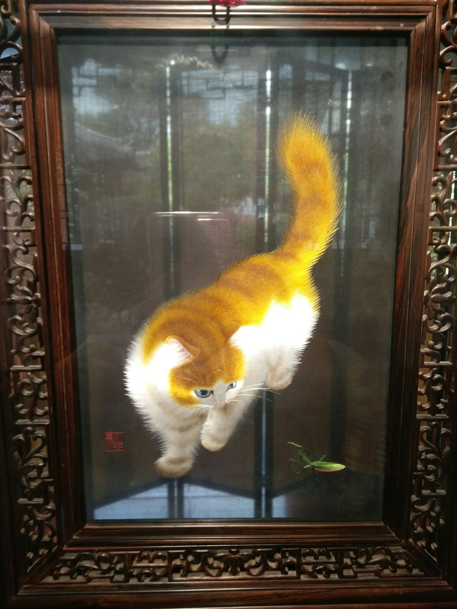 这个是双面绣,正反两面看到是不一样的猫