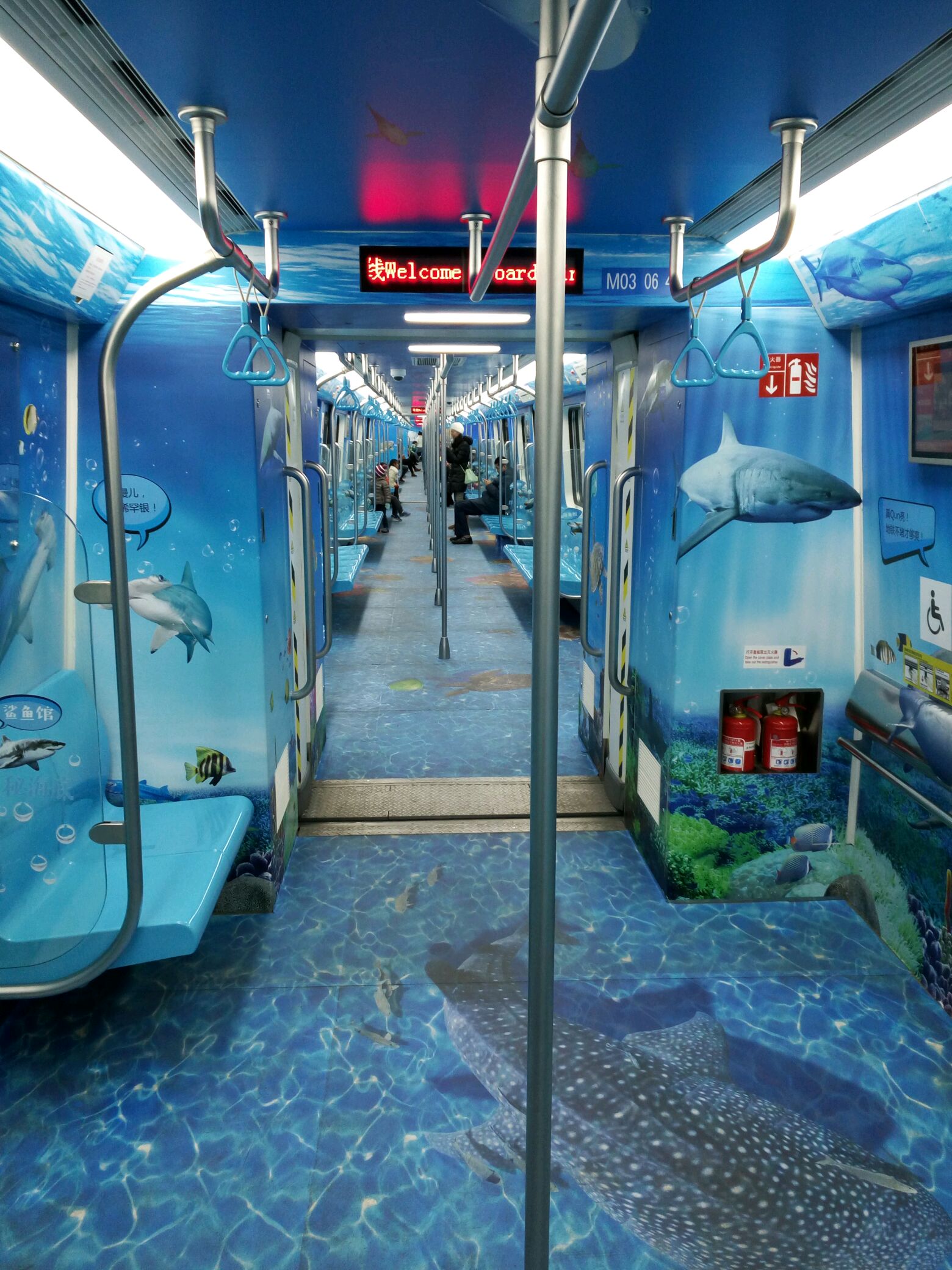 青岛地铁3号线全线贯通,太棒了这是车厢内部,里面弄得跟海洋馆似的.
