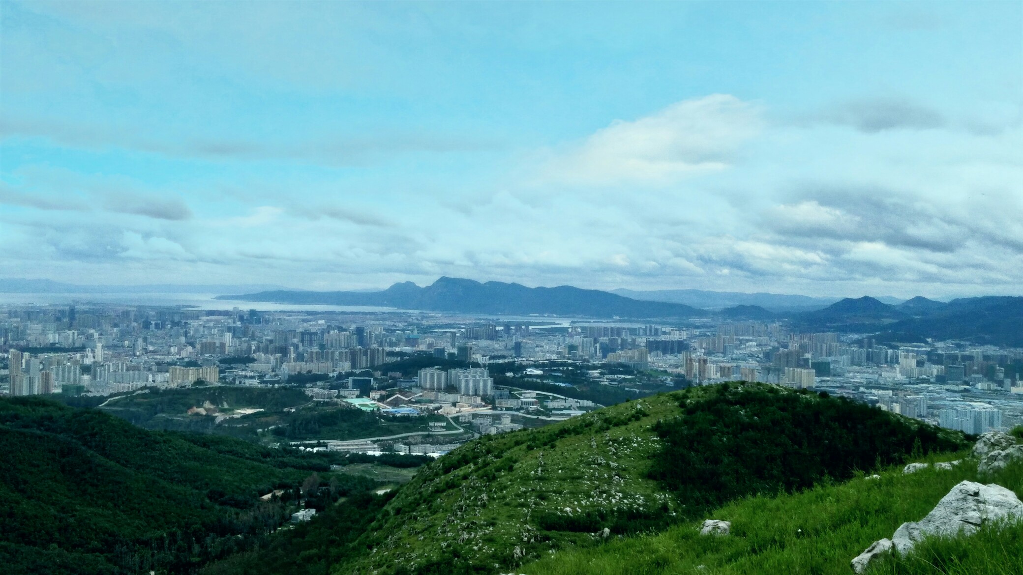 登高望远,看其美景尽收眼底.