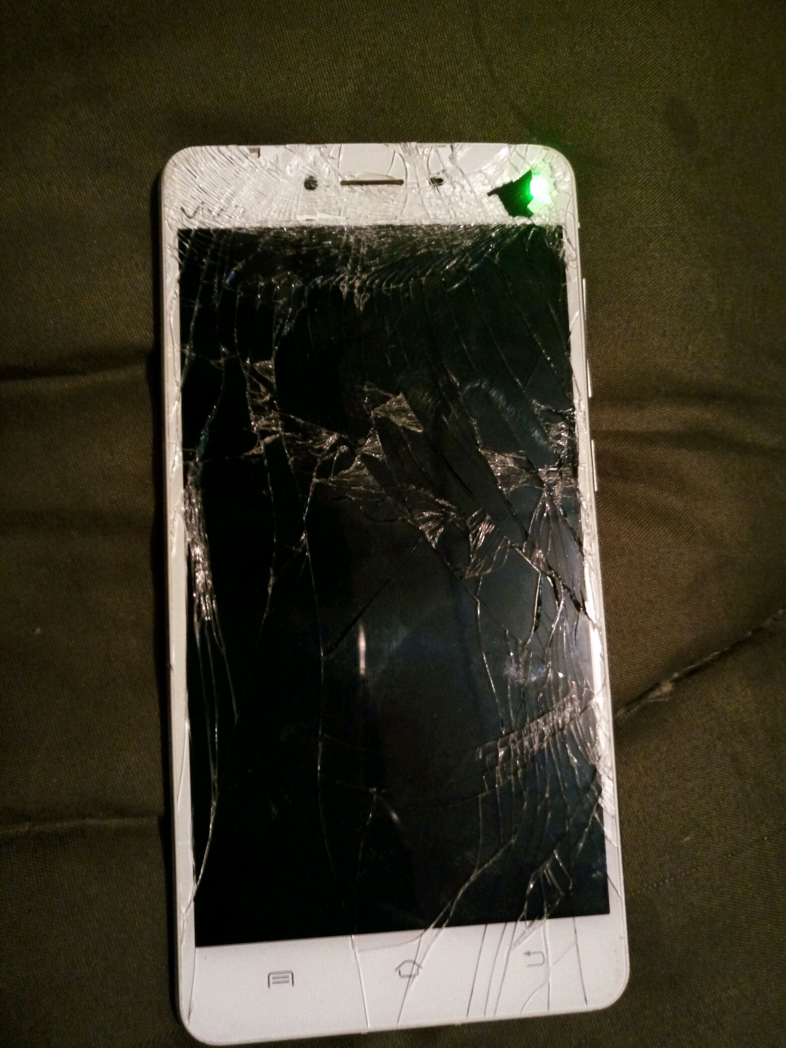 手机从几十米高掉下去摔碎了,估计主板应该没坏,如果换个外壳和屏幕