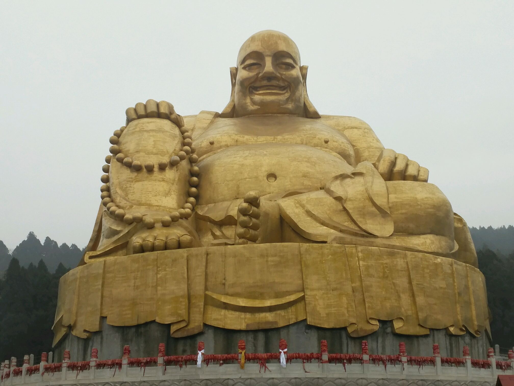 佛光普照,千佛山的大弥勒佛,光变2.0倍,放大真实.