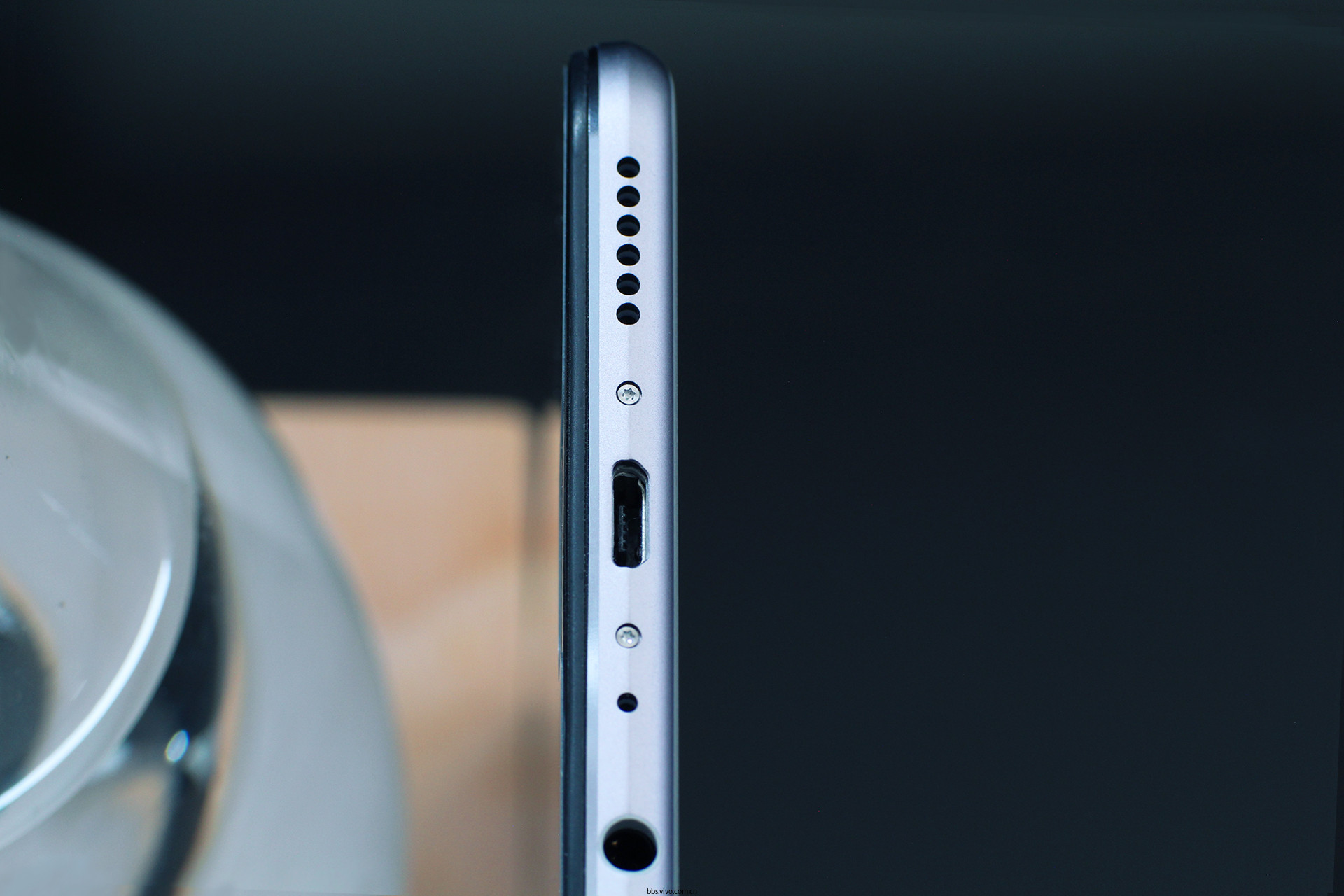 vivo x9plus星空灰,手机底部的usb接口,扬声器开孔,耳机孔,麦克风.