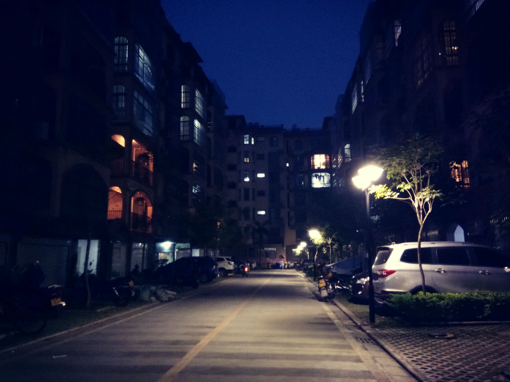 夜晚的城市,总有个角落,释放着流光溢彩