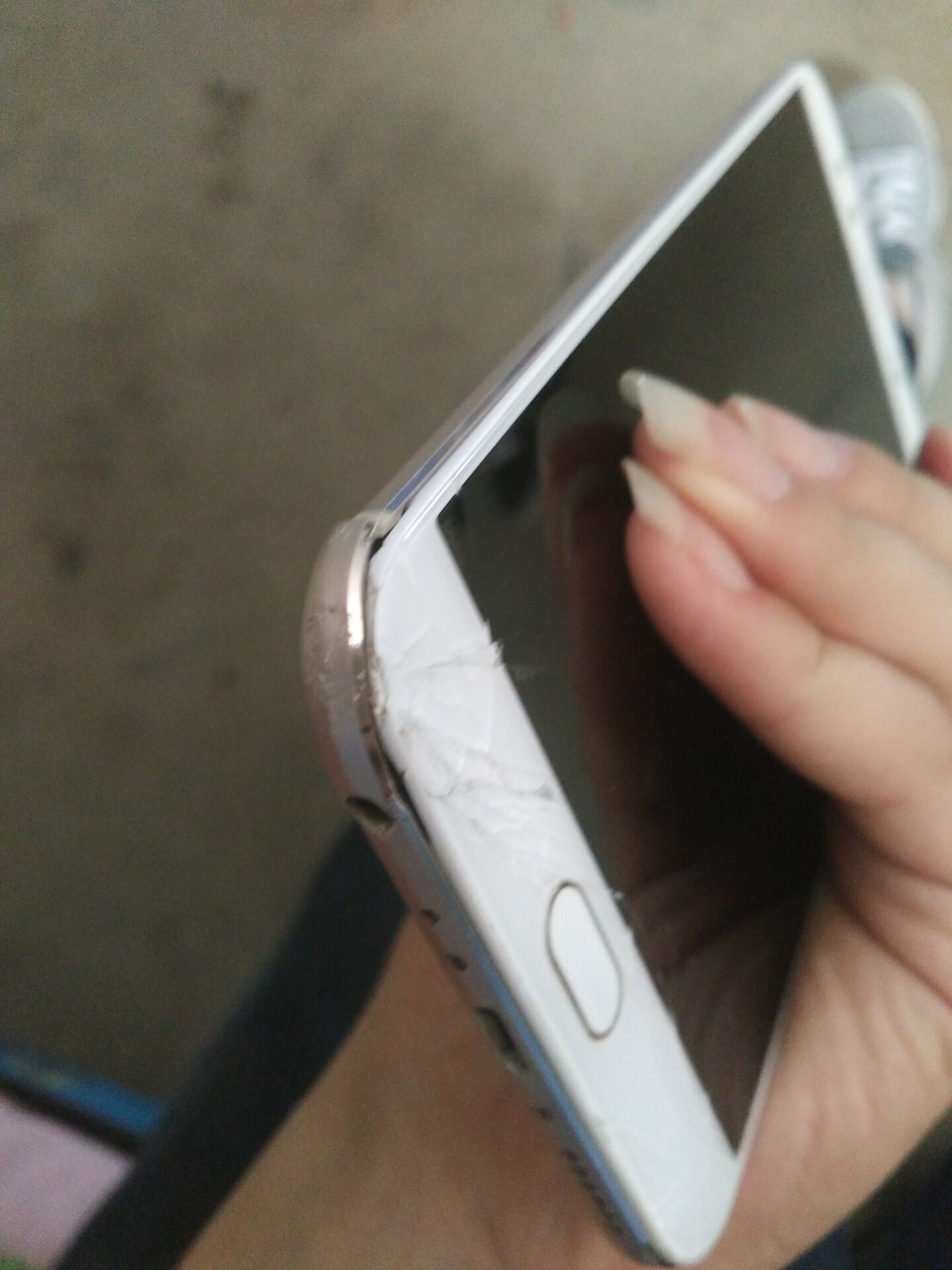 手机摔坏了,屏幕全碎,后盖翘起,能保修吗?