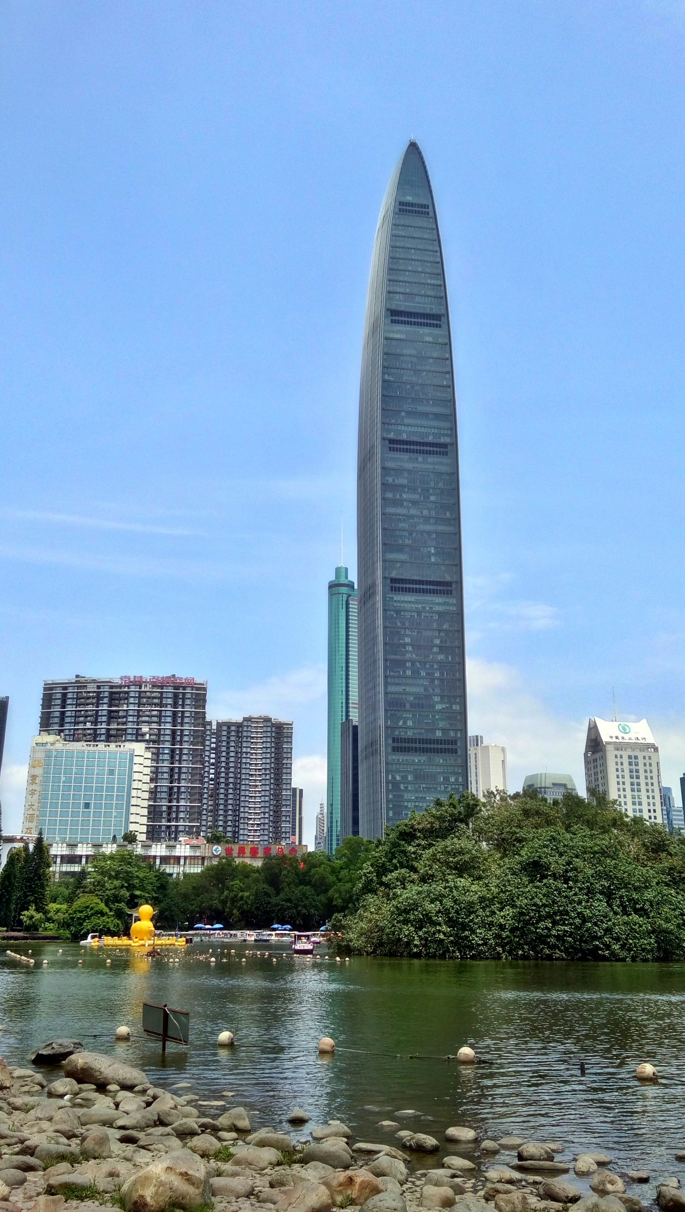 与之毗邻的是深圳标志性的建筑-京基大厦