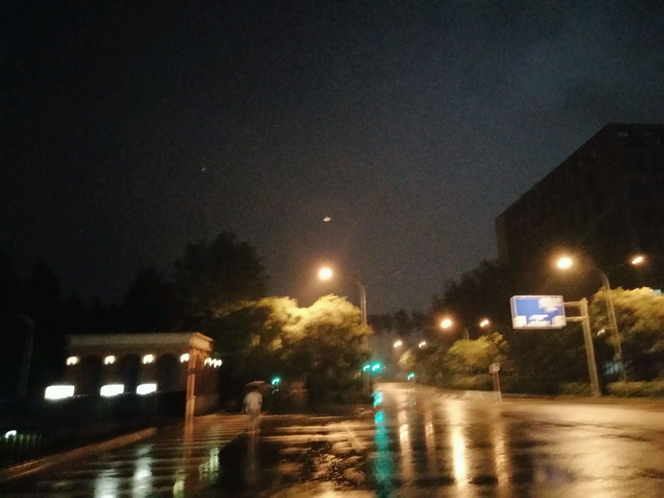 雷雨交加夜,闪电照亮了天空