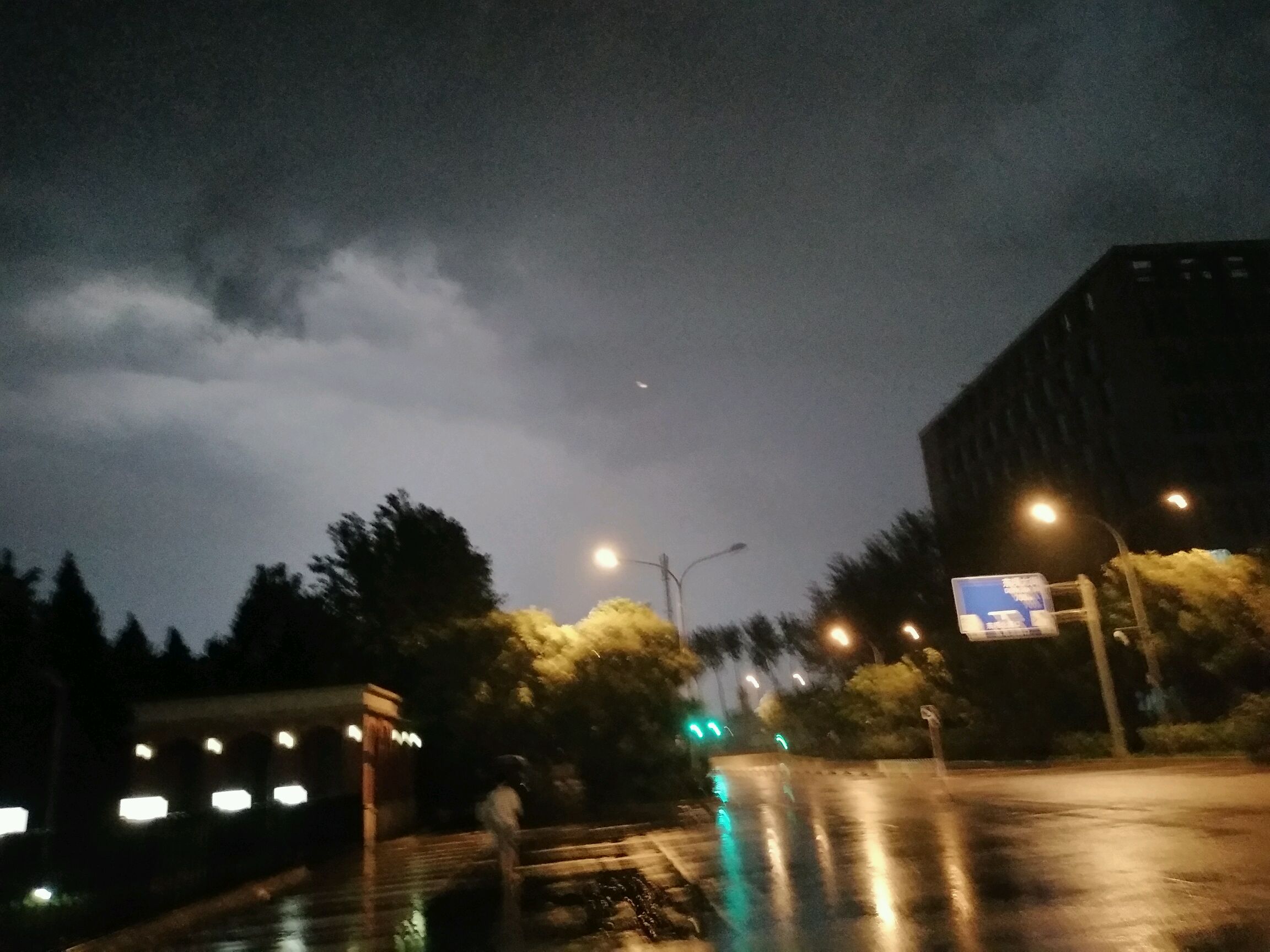 雷雨交加夜,闪电照亮了天空