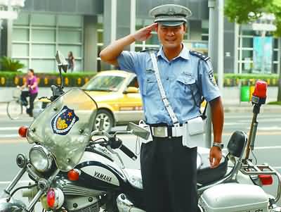 交警真辛苦啊