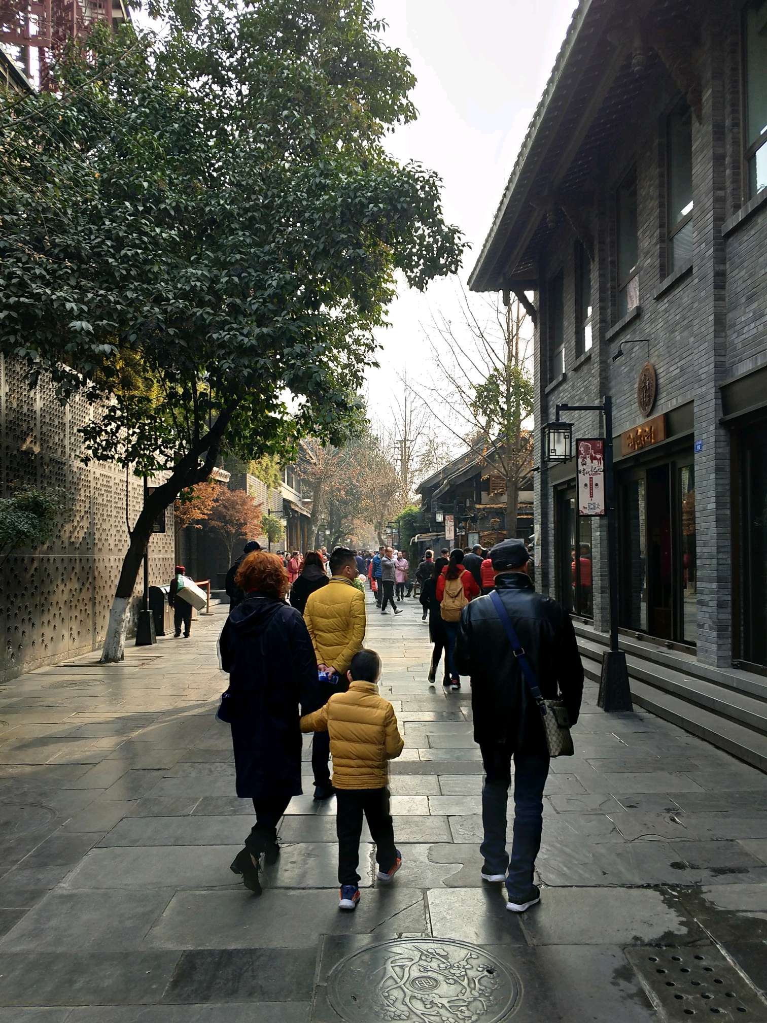 世人慌慌张张不过图碎银几两,百年阳寿殆尽难逃黄土里