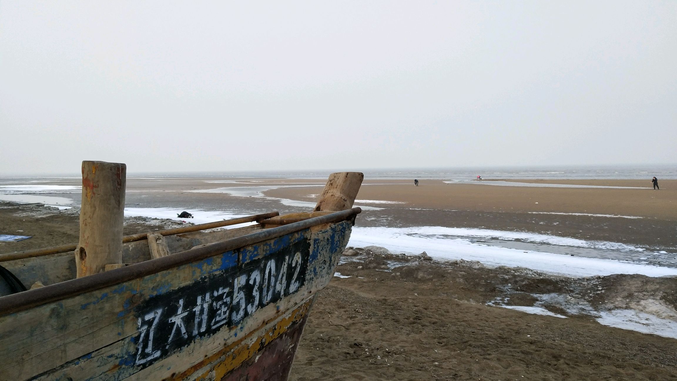 冬日的大连夏家河子海滨浴场.