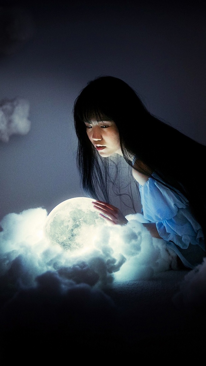 〔v粉主题素材壁纸〕清纯美女怀抱月球
