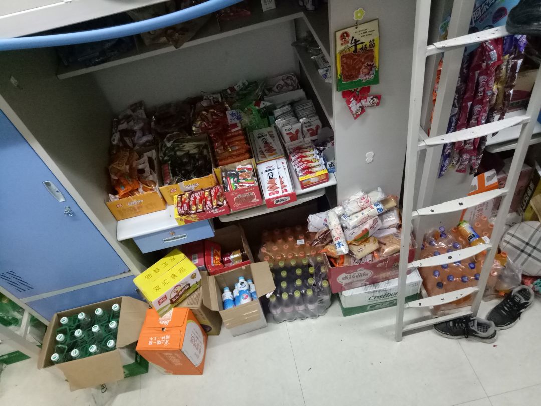 于是我们就开了一个寝室零食铺.