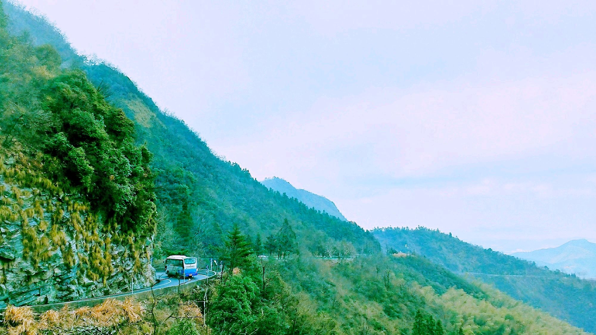 这是一组在盘山公路汽车上拍摄的风景,所有图片都经过后期处理,但是