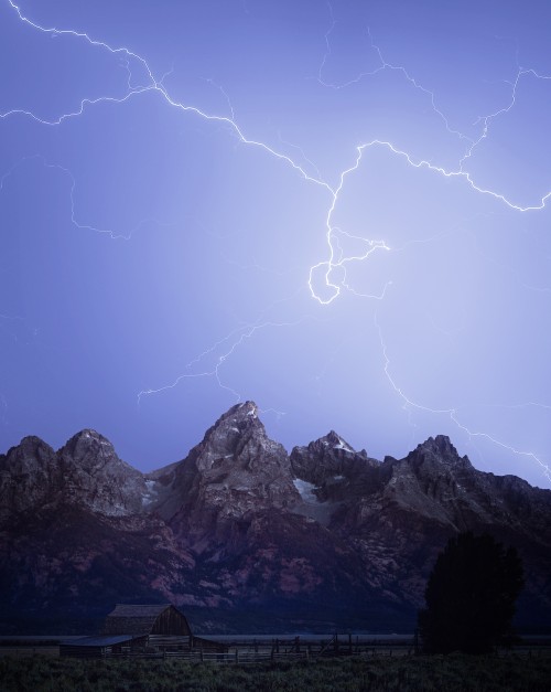 [v粉壁纸]之雨天中的闪电