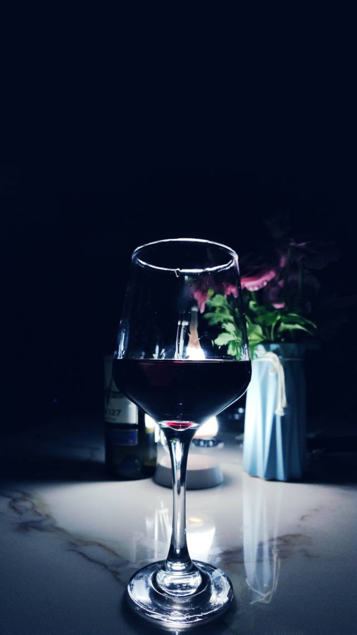 夜晚,一杯红酒,一首歌曲,一次想你.