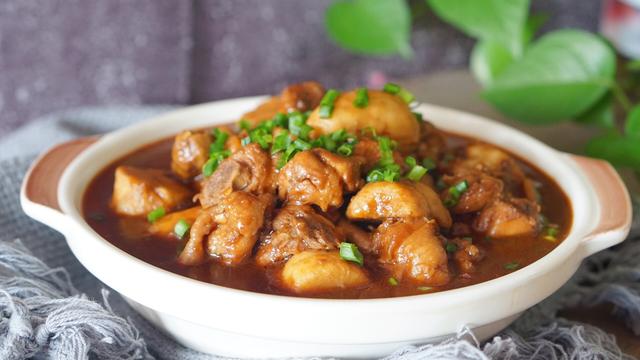 特点:鸡肉更嫩滑,芋头更软糯,汤汁更香浓【主料:鸡腿4个