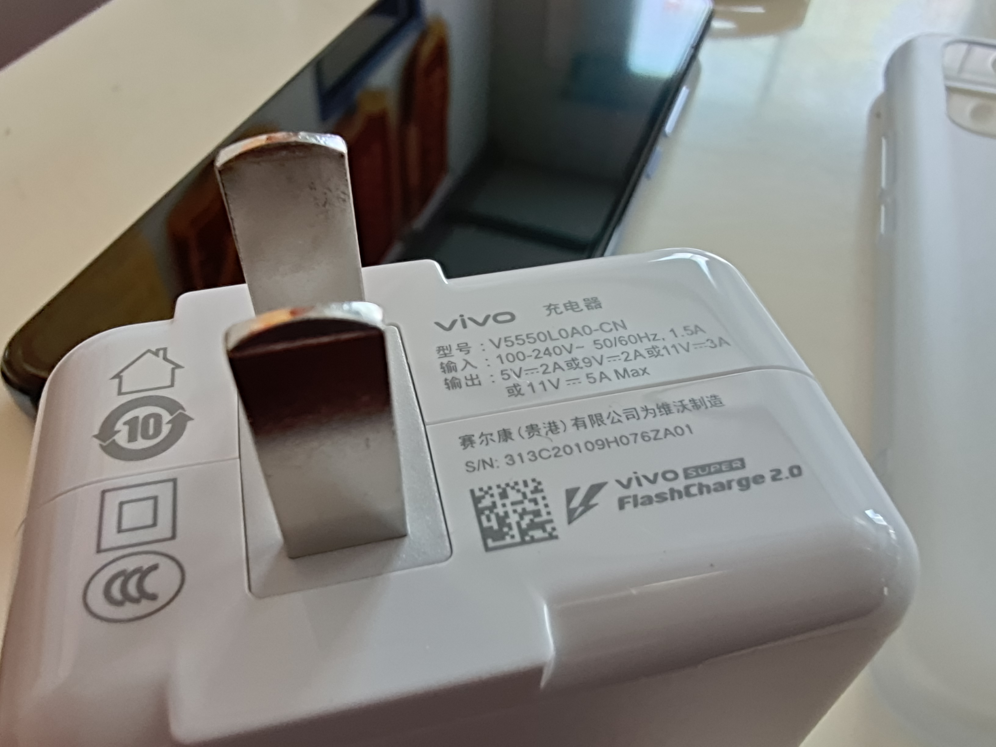 因此在使用你的iqoo3手机的时候一定要记得用原装充电器和数据线进行