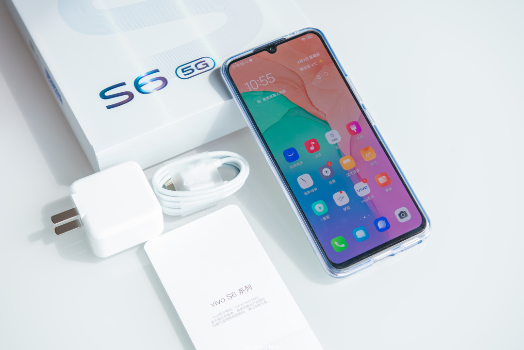 vivo s6搭载了新一代屏下指纹识别技术,这项技术最早首发于vivo x20