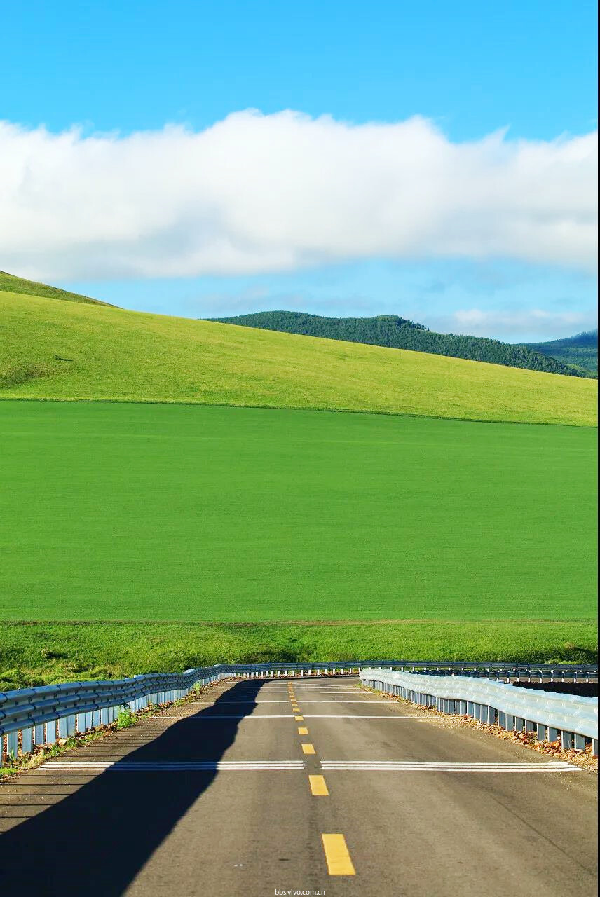 道路宽阔,绿草成荫,蓝天白云.