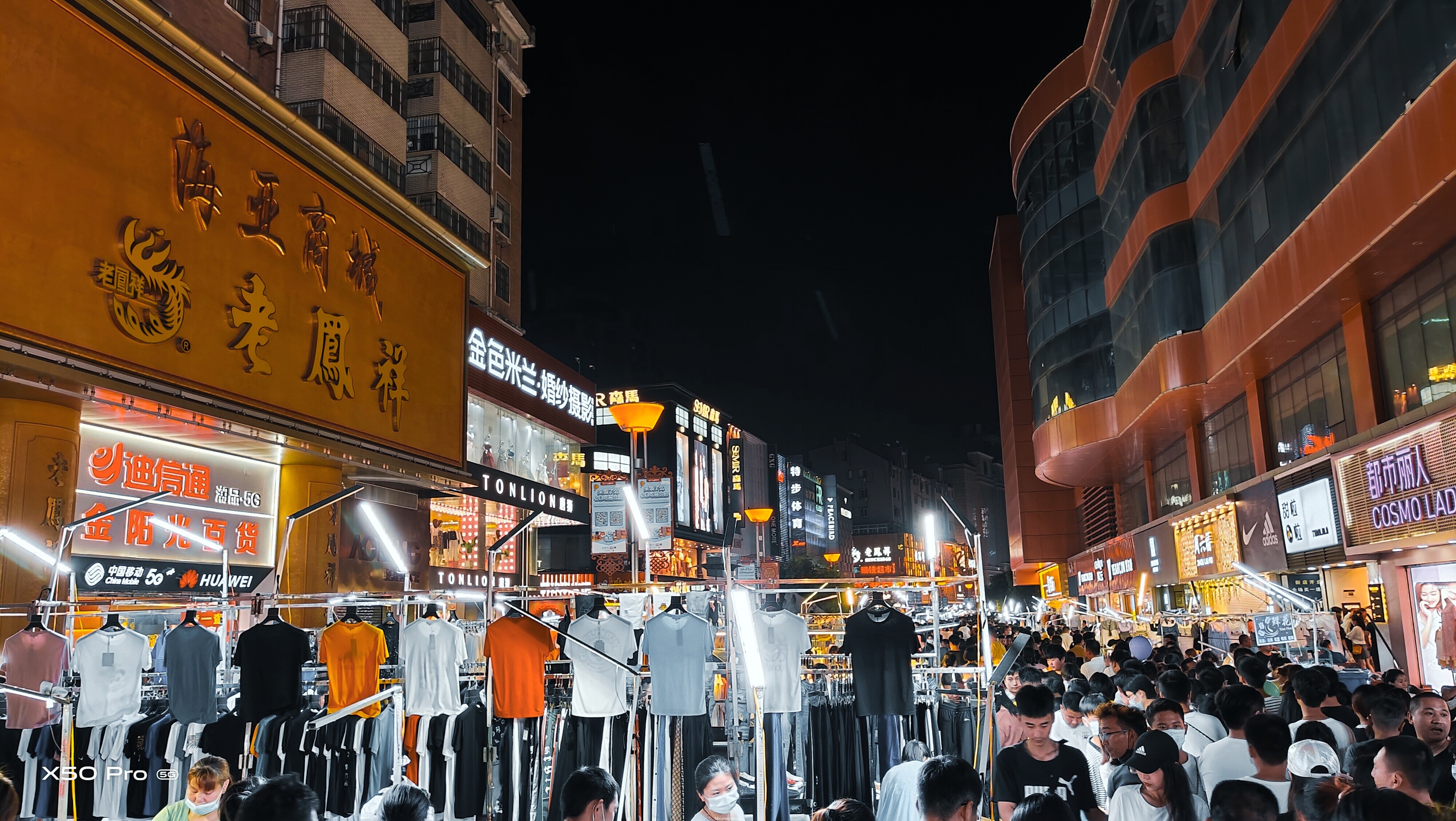 (合肥淮河路夜市,摄于6月25日深夜)