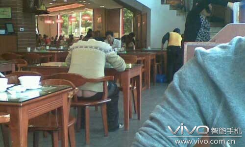 大哥你屁股走光了