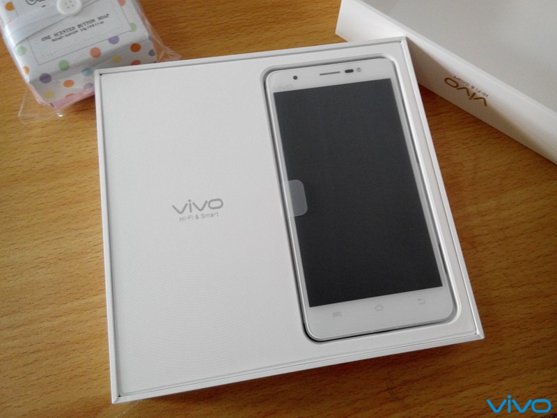vivo xshot的包装盒采用纯白色的设计,给人一种时尚高贵的美感