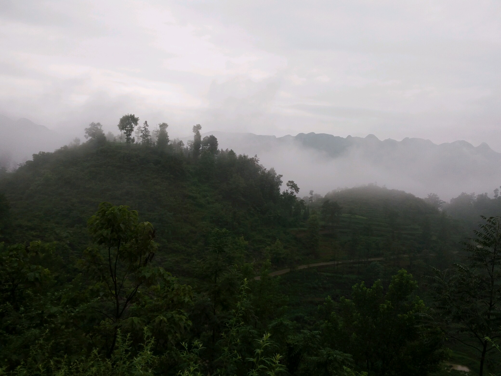 雨后大山图片