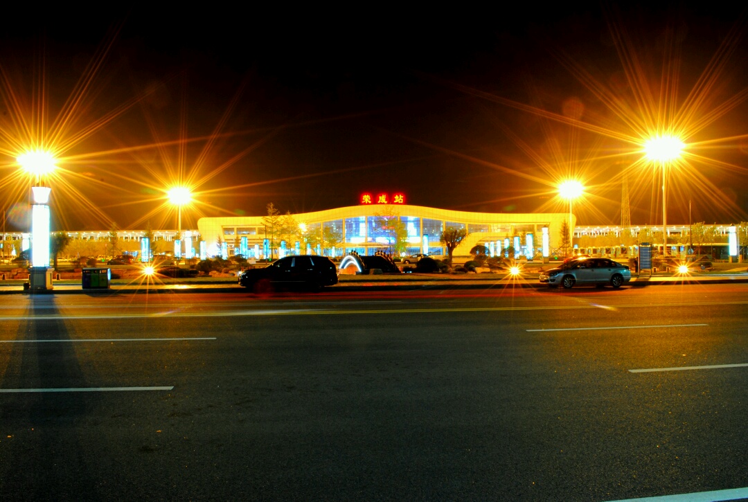 荣成高铁站美丽的琉璃夜色