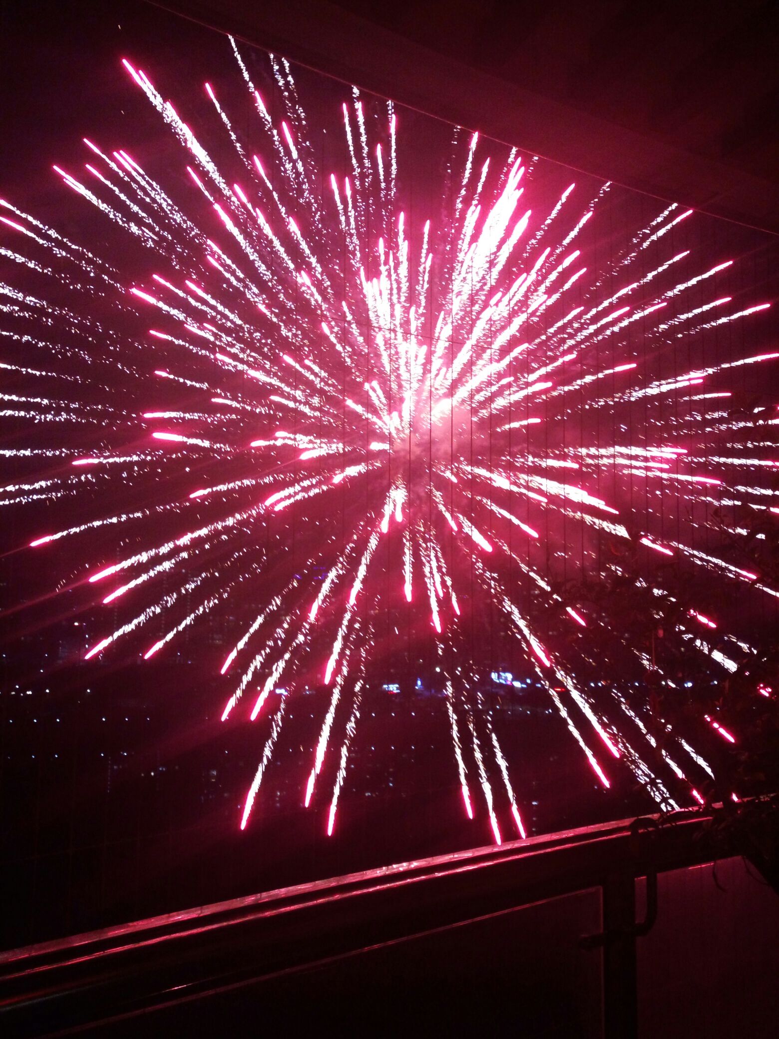 过新年#遇见一场烟火   大年初二,我们家乡在城市里是允许放烟花了