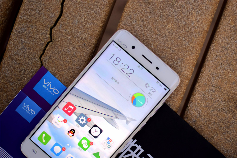 快无边界vivo xplay5是全球首款采用了全金属机身和双曲面柔性屏幕的