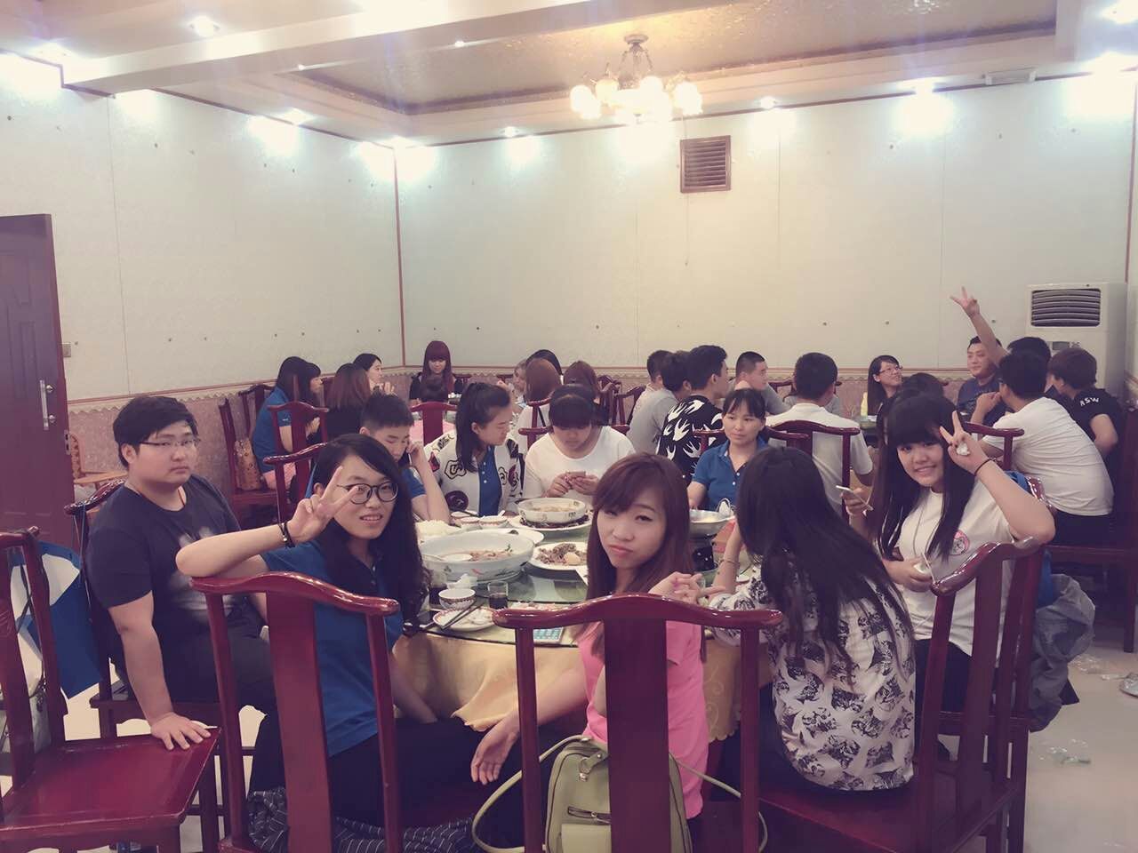 公司聚餐!顺便发自己几张照片吧!