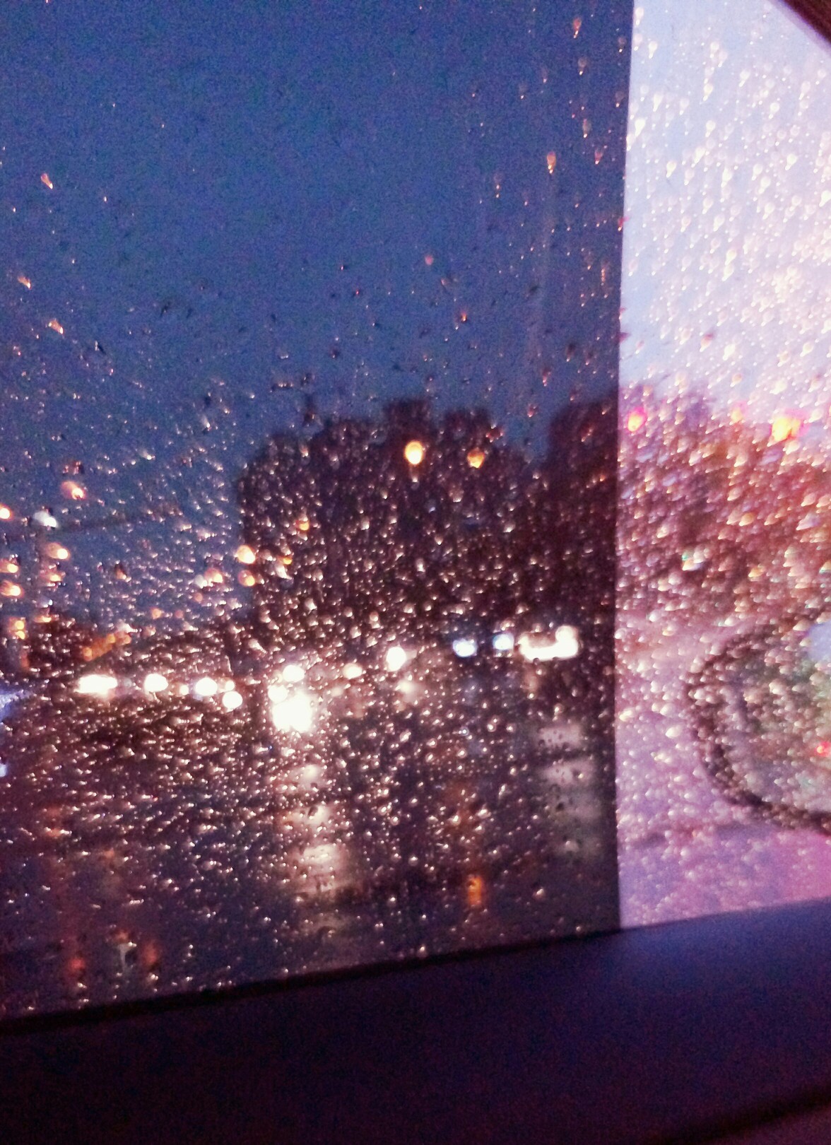 下雨堵車,心塞