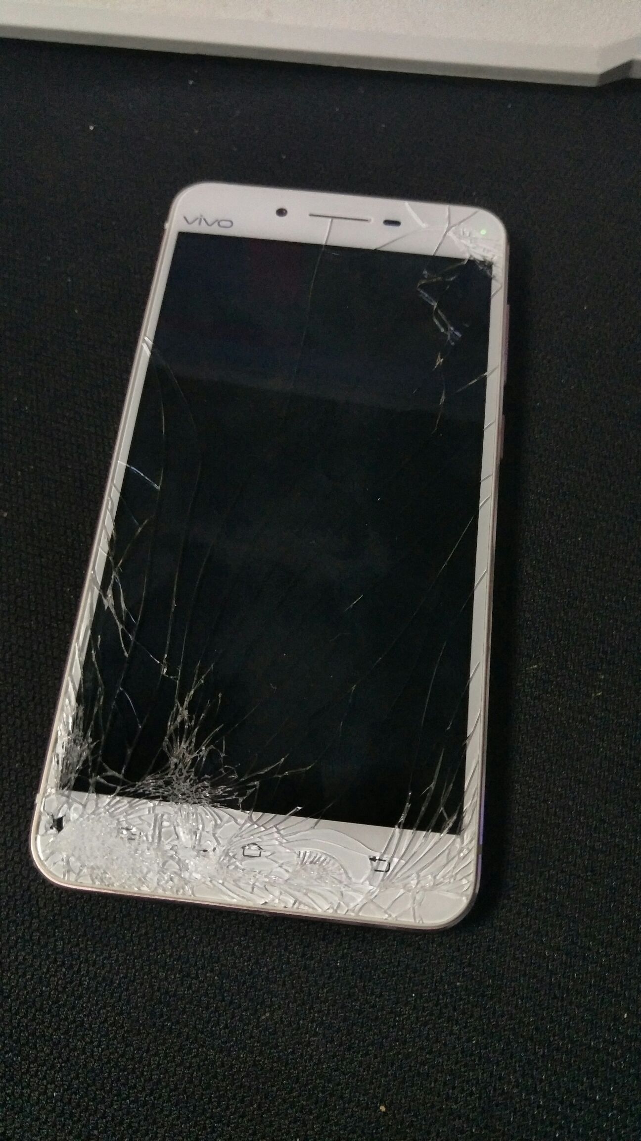 手机碎屏图片真实,手机坏屏图片大全 - 伤感说说吧