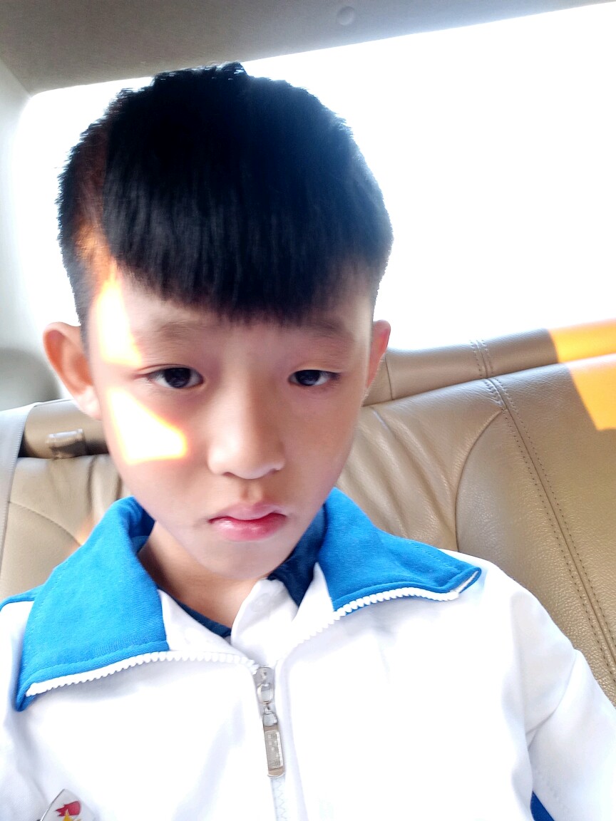 我是小学生拿起手机就想自拍!怪我咯!