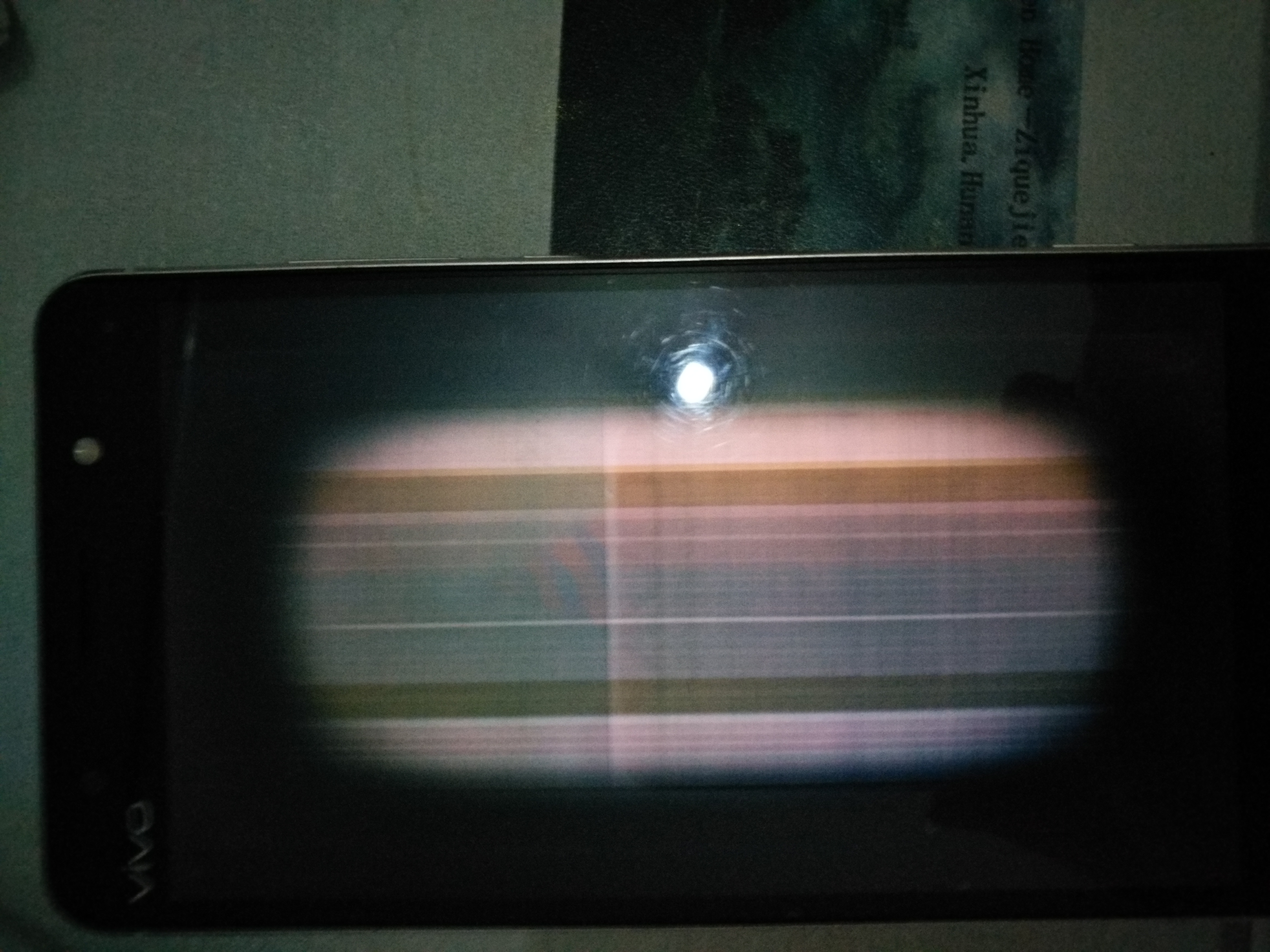 手机屏幕全是这种条纹,会变不同颜色,除了条纹