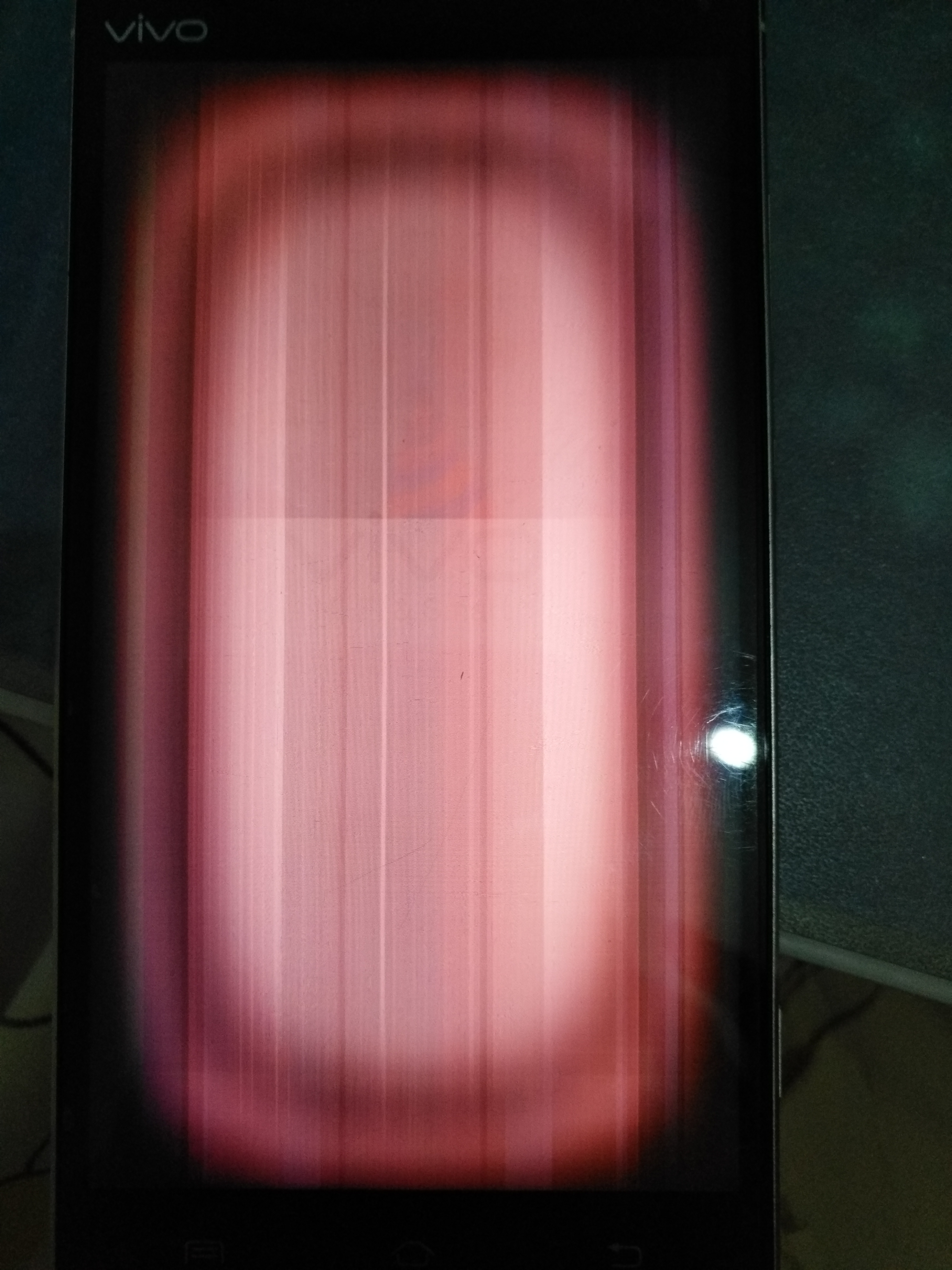 手机屏幕全是这种条纹,会变不同颜色,除了条纹