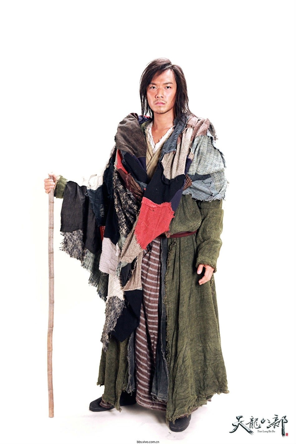 钟汉良版的乔峰给人感觉瘦弱没有一点儿大侠范儿,再加上这一身补丁股