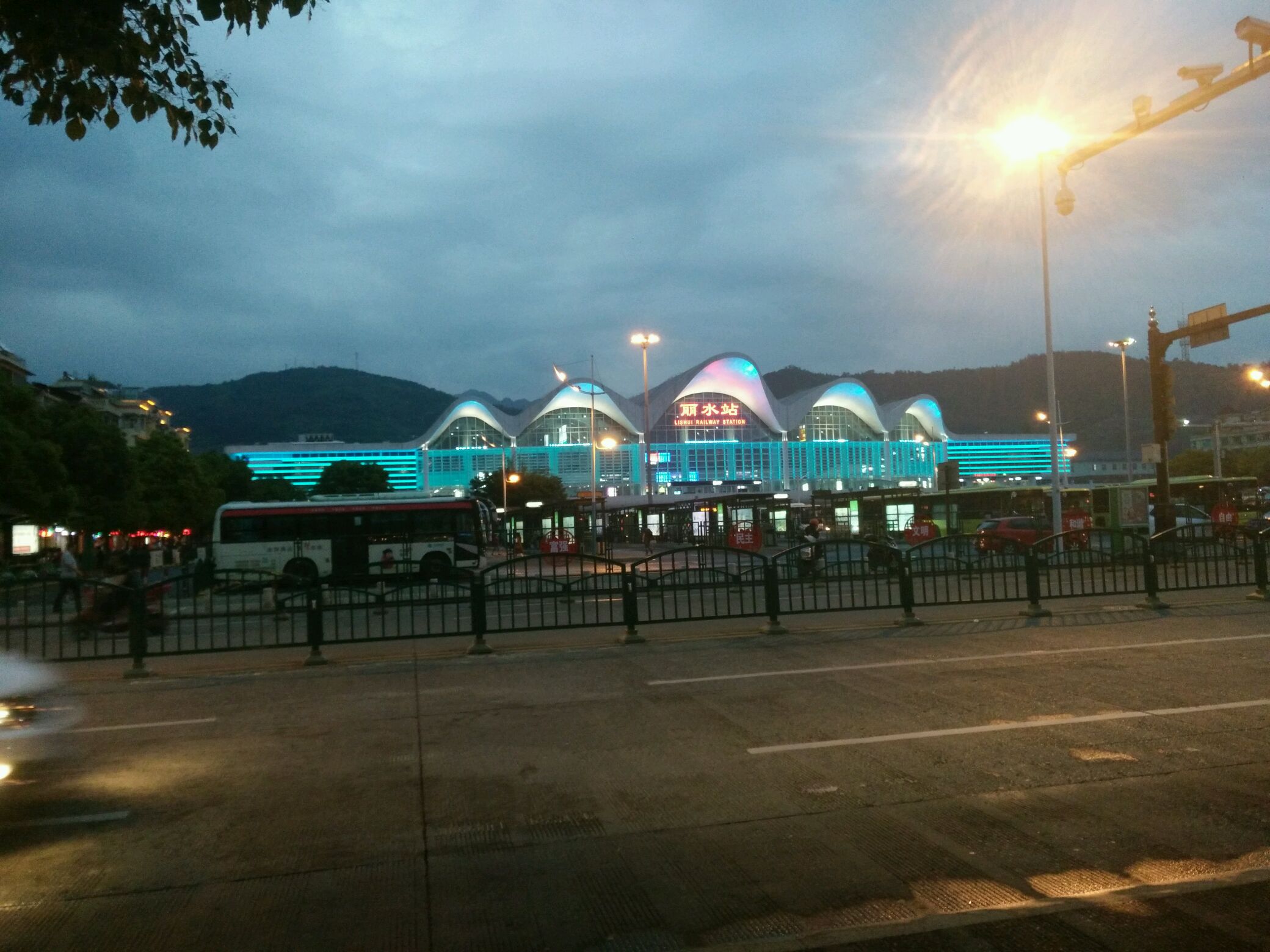 丽水火车站夜景图片
