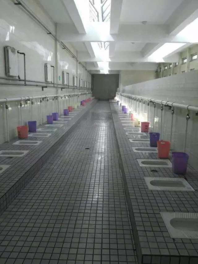 学校斥巨资200w建的厕所,看完整个人都不好了.