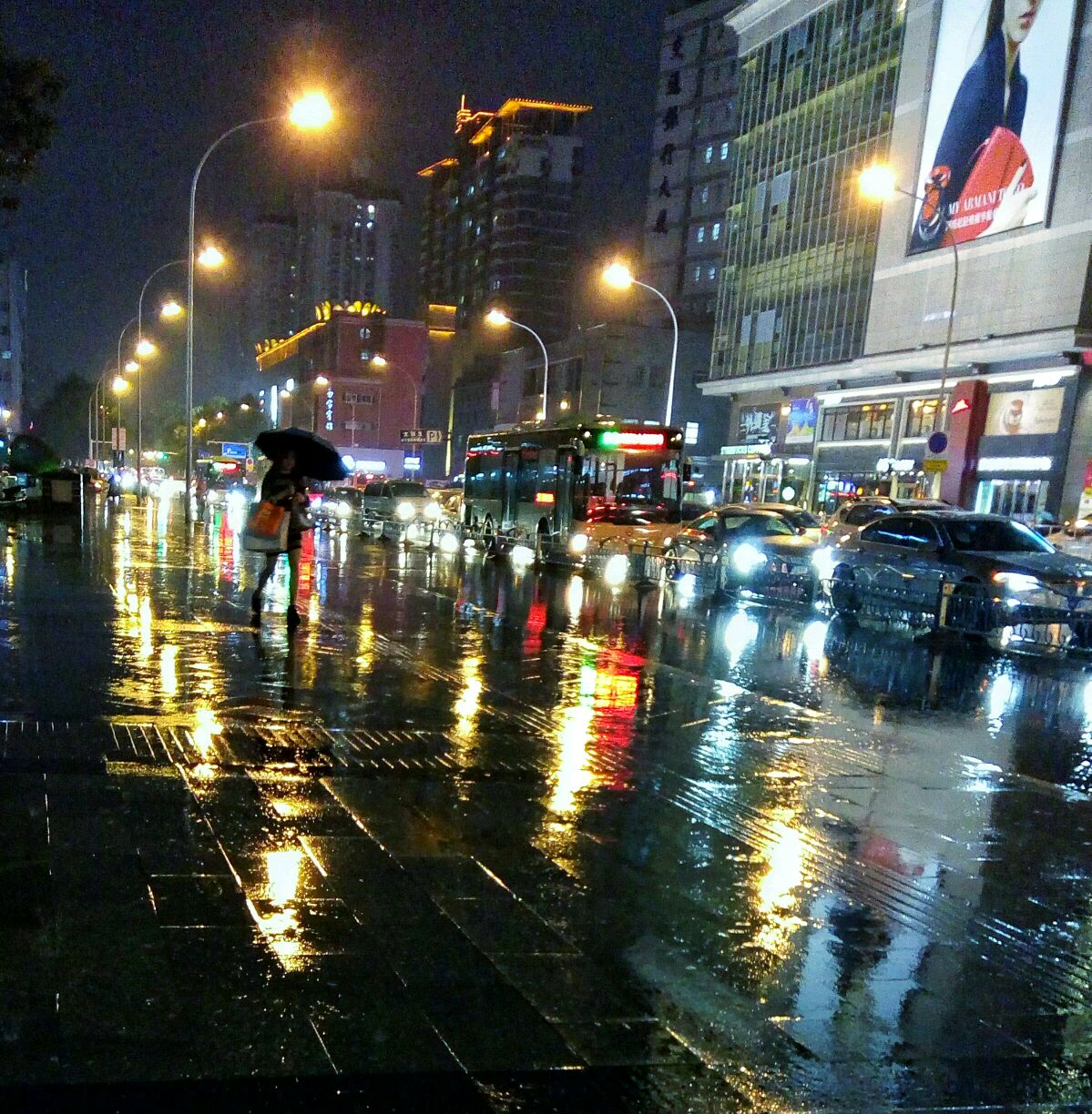 呼和浩特雨夜图片