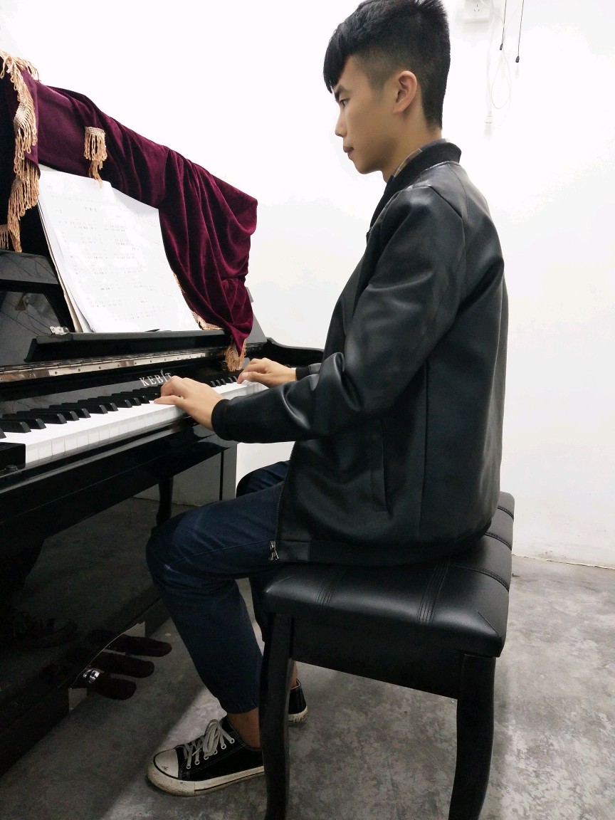 男生弹钢琴唯美图片图片