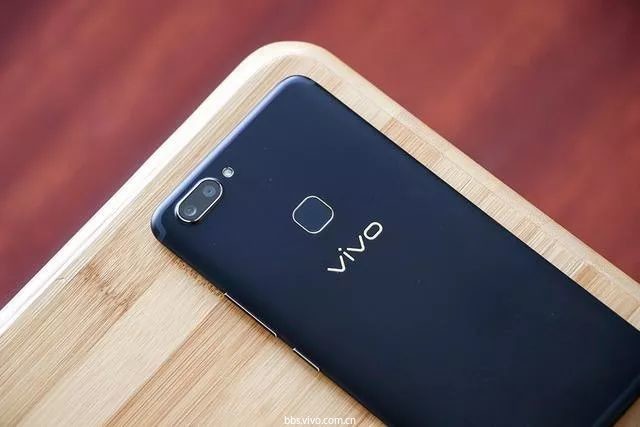 《王者荣耀》周年庆"全心出击"表演赛上,vivo x20全面屏手机作为kpl