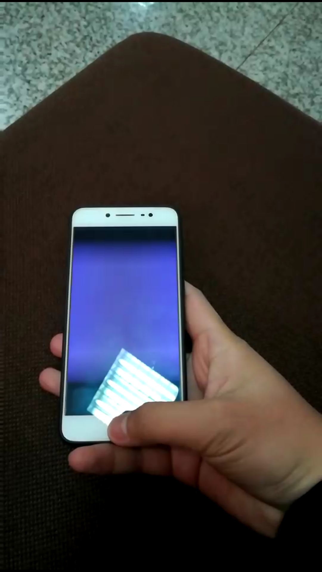 手机为什么老是闪屏(手机为什么老是自动关机)